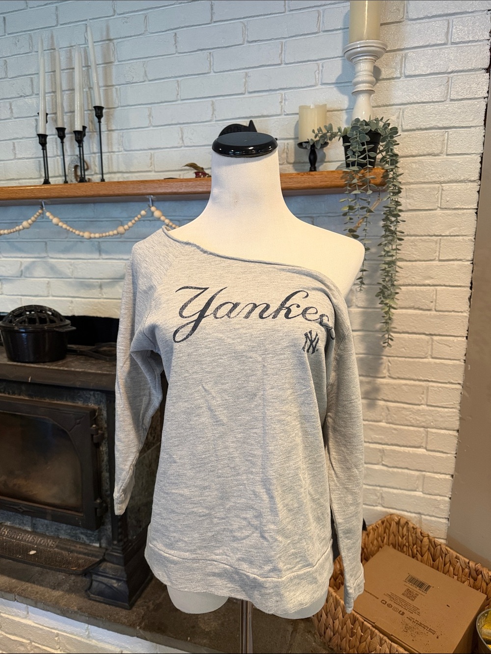 Yankees Off Shoulder 3/4 Sleeve Sweatshirt | Size M